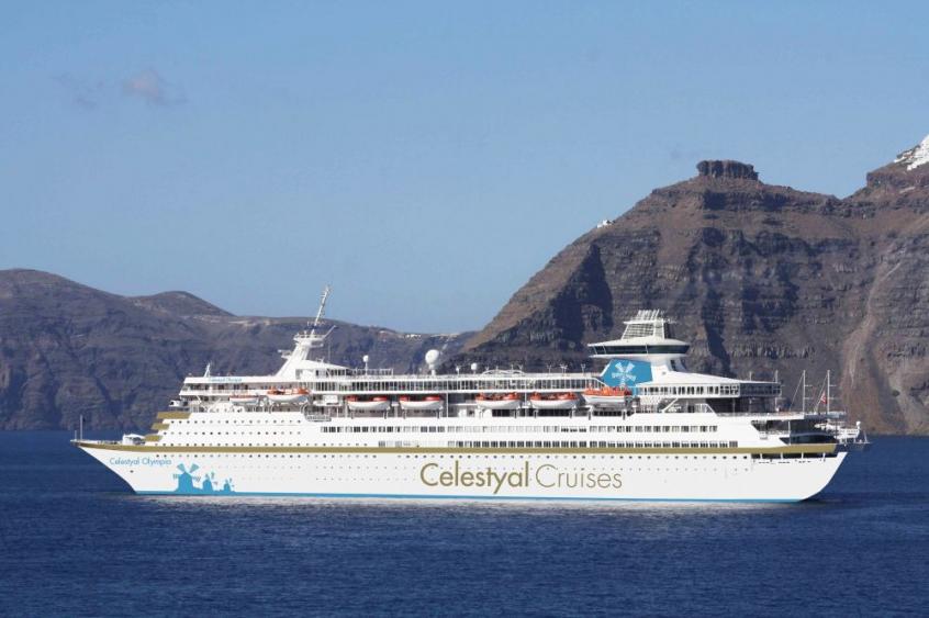 El Celestyal Olympia fondeando en Santorini (Grecia) CRUCEROS CELESTYAL CRUISES GRECIA CRUCEROS BARATOS LOUIS CRUISES CRUCEROS ECONOMICOS GRECIA GREEK ISLAND CRUISES LOUIS CRUISES CRUCEROS GRECIA OFERTA CRUCEROS BARATOS